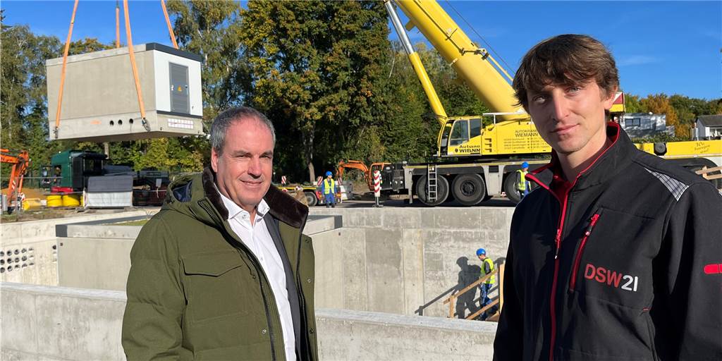 150-Tonnen-Trafo vergraben - DSW-Betriebsleiter: Elektrobusse kommen bald DSW-Betriebsleiter Ralf Habbes (l.) und Projektleiter Karl Naundorf erklären vor Ort die Infrastruktur für den Einstieg in die Elektromobilität bei den Bussen.
