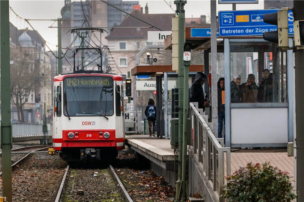 35,2 Millionen Euro im Minus - Stadtwerke-Chef Guntram Pehlke ist trotzdem zufrieden DSW21 muss in neue Bahnen, Gleise und Verkehrstechnik investieren.