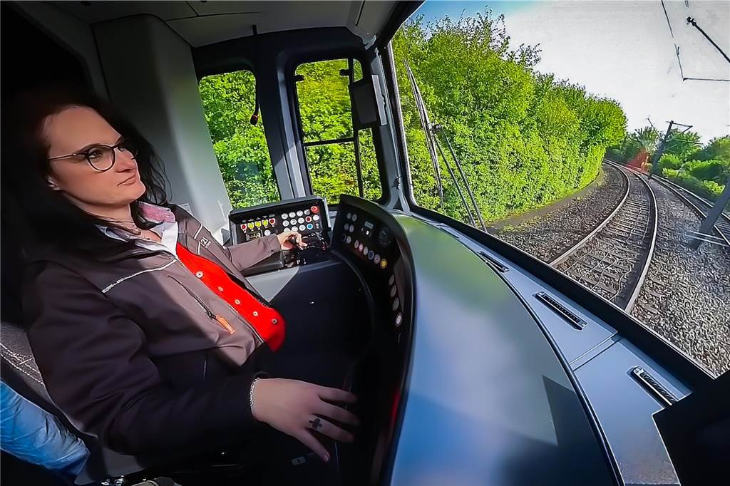 Folgen von Tarifvertrag: Darum muss DSW21 vorübergehend Fahrten streichen Eine Mitarbeiterin von DSW21 sitzt am Steuer einer Stadtbahn in Dortmund.