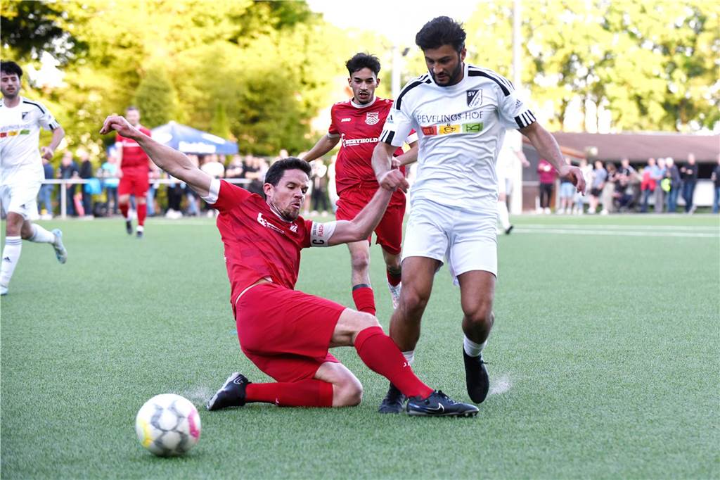 Derby-Frust nach kapitaler Fehlentscheidung Duell der ehemaligen Teamkollegen: Tobias Huhn (l.) setzt zur Grätsche gegen Ex-Mitspieler Alican Özer an.