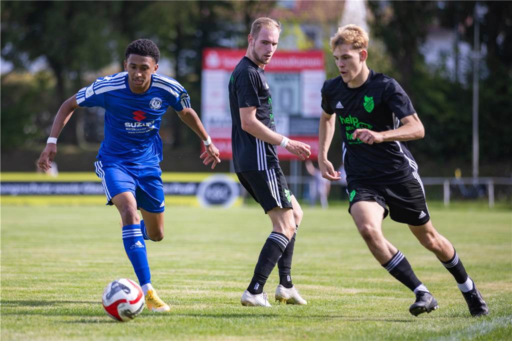 Holzwickeder SC erhält die Quittung für Chancenwucher Duell der Neuzugänge: Dylan Pires (l.) wechselte aus Kaiserau nach Holzwickede, der Neu-Schürener Vincent Vogel (r.) kam aus Kirchhörde.