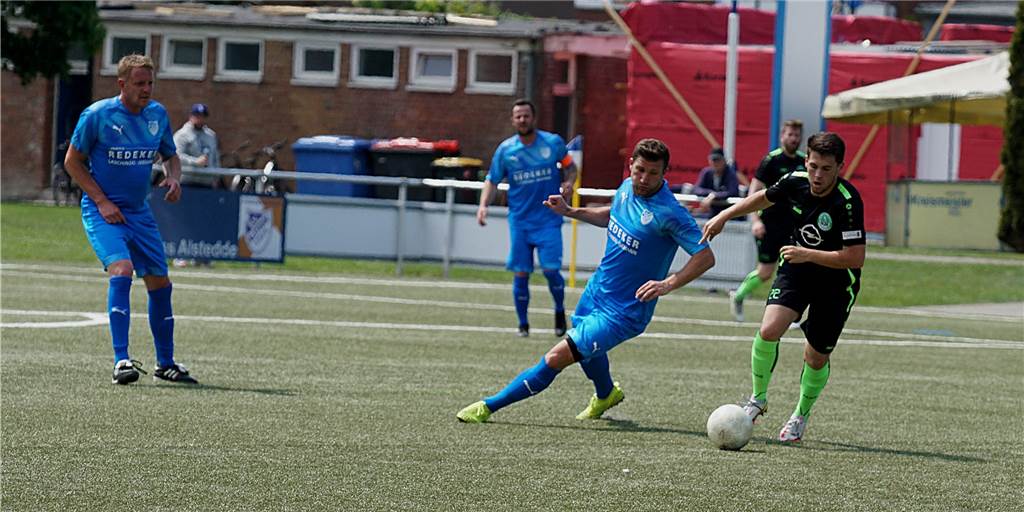 BW Alstedde und SG Massen liefern sich Acht-Tore-Spektakel – drei Treffer in der Schlussphase Duell um den Ball zwischen Pascal Thomas (BWA in Blau) und Jose Miguel Rodriguez Toquero (SGM in Schwarz).