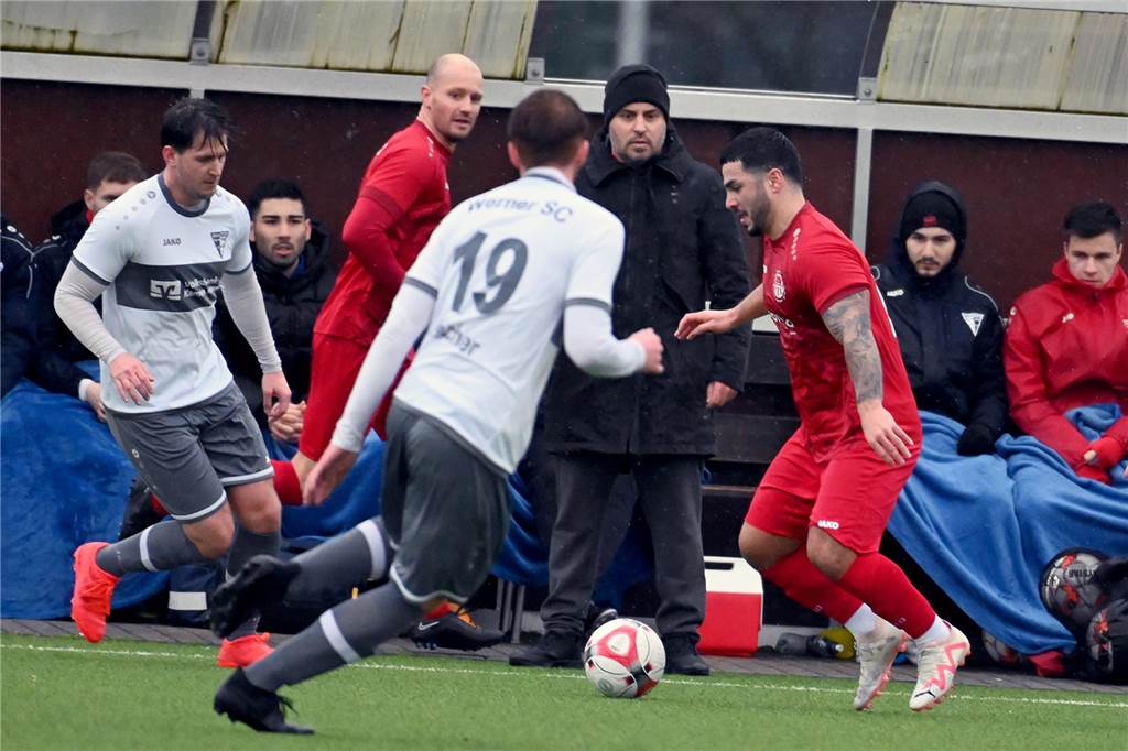 Werner SC müht sich beim Tabellenschlusslicht: „Kriegen drei Eiertore“ Duell vor den Augen von Wernes Trainer Kurtulus Öztürk.