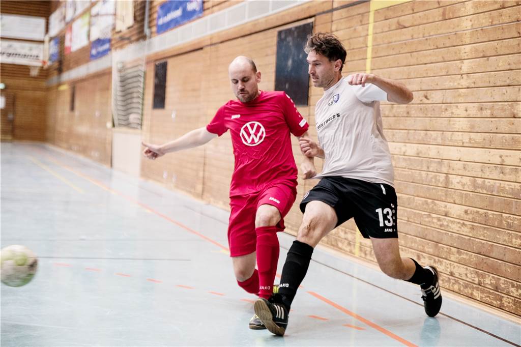 TuS Haltern verteidigt Titel bei der Ü32-Hallenstadtmeisterschaft Duell zweier Bezirksliga-Spieler: Kevin Schulz (l.) von Concordia Flaesheim im Zweikampf mit Sebastian Amendt vom TuS Haltern am See.