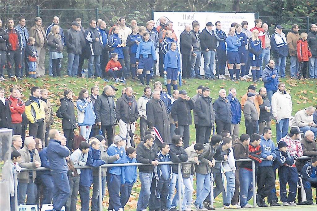 Duellierten sich 2007 in der Erin-Kampfbahn: Wacker Obercastrop (weiße Trikots) und die Spvg Schwerin.