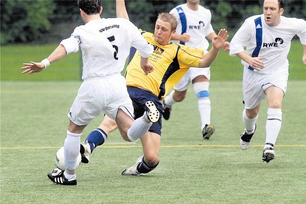 Duellierten sich 2007 in der Erin-Kampfbahn: Wacker Obercastrop (weiße Trikots) und die Spvg Schwerin.