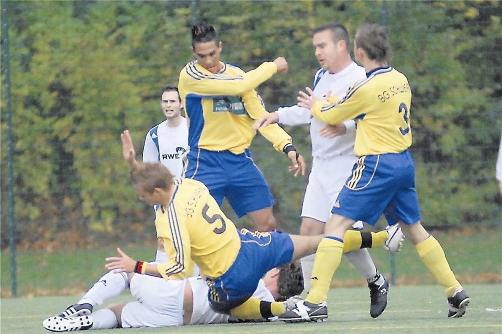 Duellierten sich 2007 in der Erin-Kampfbahn: Wacker Obercastrop (weiße Trikots) und die Spvg Schwerin.