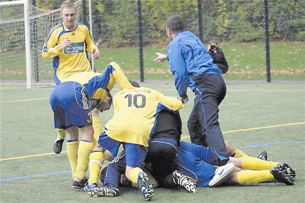 Duellierten sich 2007 in der Erin-Kampfbahn: Wacker Obercastrop (weiße Trikots) und die Spvg Schwerin.