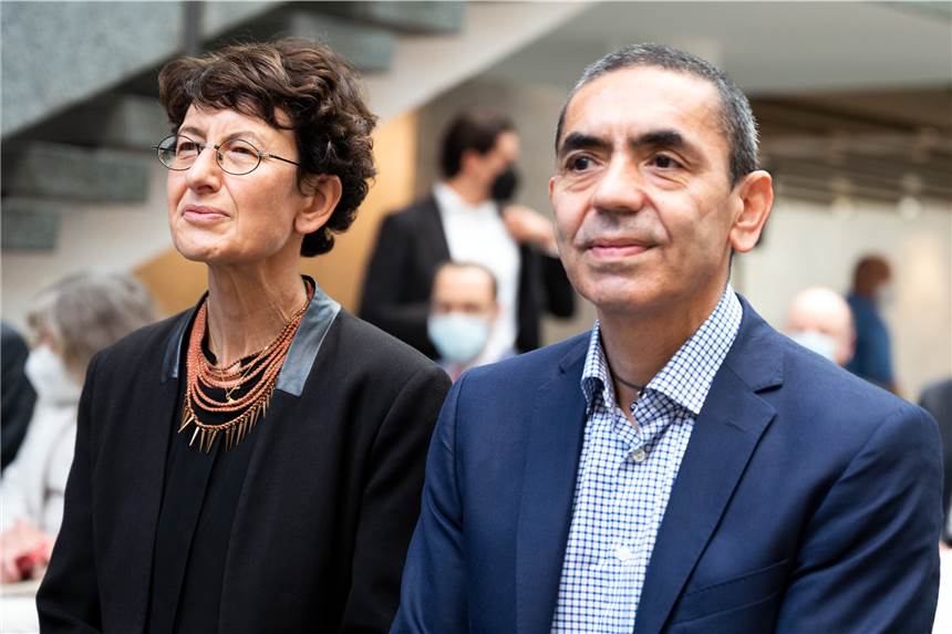 Corona-Impfung für Kinder ab 5 Jahren: Biontech legt positive Studienergebnisse vor Dürfen den nächsten Erfolg feiern: Ugur Sahin und Özlem Türeci, die Biontech-Chefs.