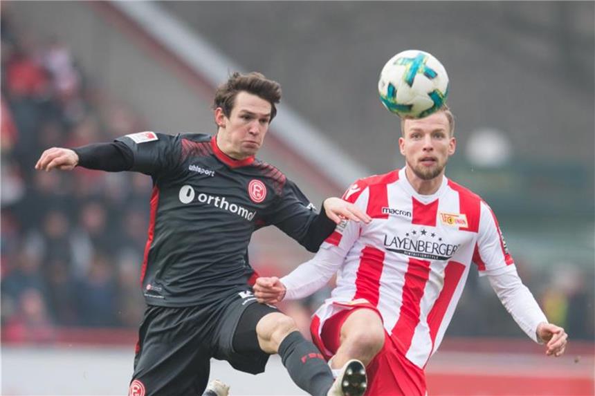 Union besiegt Spitzenreiter Fortuna Düsseldorf mit 3:1 Düsseldorfs Benito Raman (l) springt zum Ball gegen Unions Marvin Friedrich. Foto: Annegret Hilse