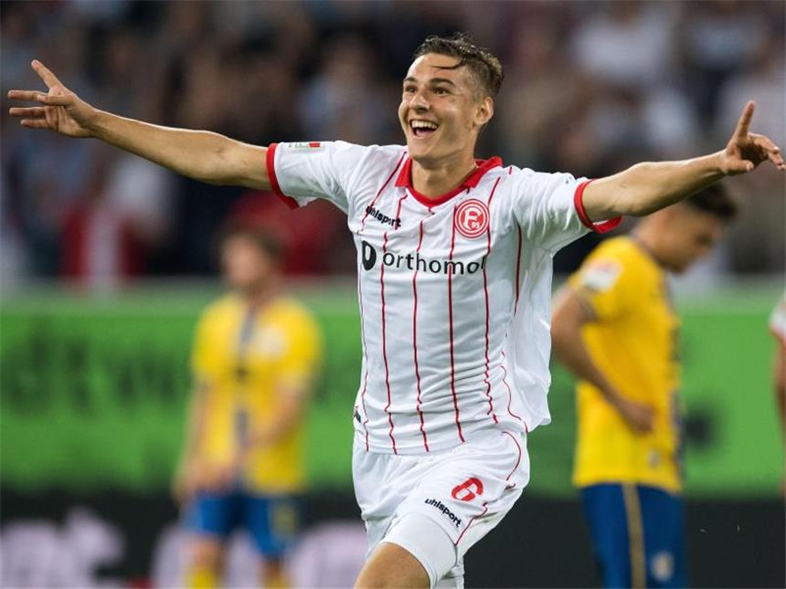 Düsseldorfs Florian Neuhaus jubelt nach seinem Treffer zum 2:2 Ausgleich. Foto: Marius Becker
