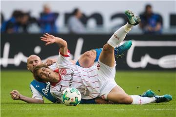 Düsseldorfs Genki Haraguchi (vorne) und Kiels Patrick Herrmann führen einen harten Zweikampf. Foto: Bernd Thissen