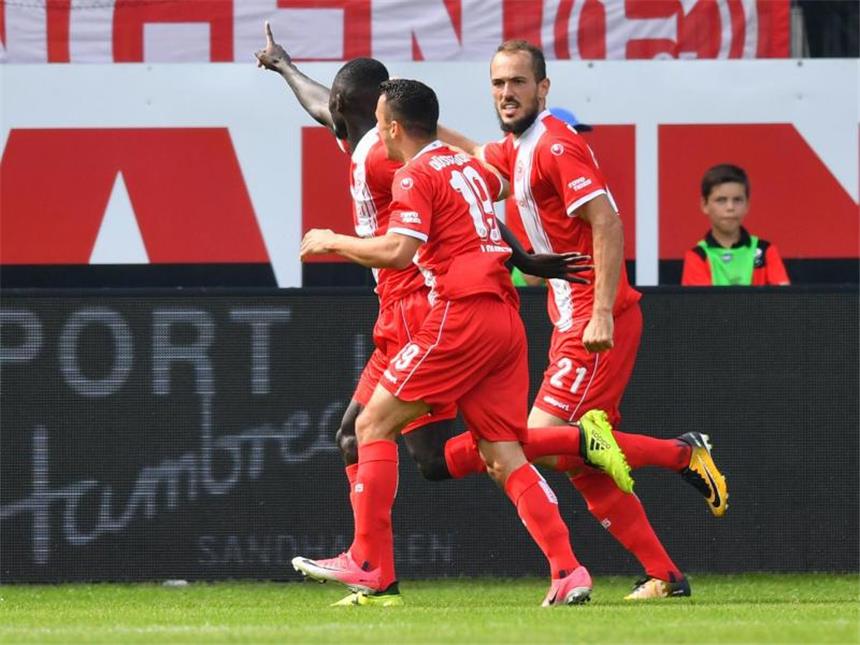 Düsseldorfs Ihlas Bebou (l) traf zum zwischenzeitlichen 1:1-Ausgleich. Düsseldorf gewann 2:1. Foto: Uwe Anspach