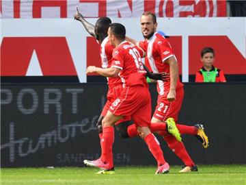 Düsseldorfs Ihlas Bebou (l) traf zum zwischenzeitlichen 1:1-Ausgleich. Düsseldorf gewann 2:1. Foto: Uwe Anspach