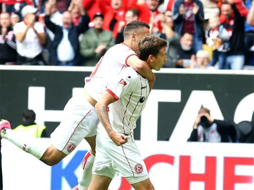 Düsseldorf bleibt Zweitliga-Spitzenreiter Düsseldorfs Marcel Sobottka (r) traf beim 3:2-Sieg gegen Union Berlin zum zwischenzeitlichen 1:0. Foto: Roland Weihrauch