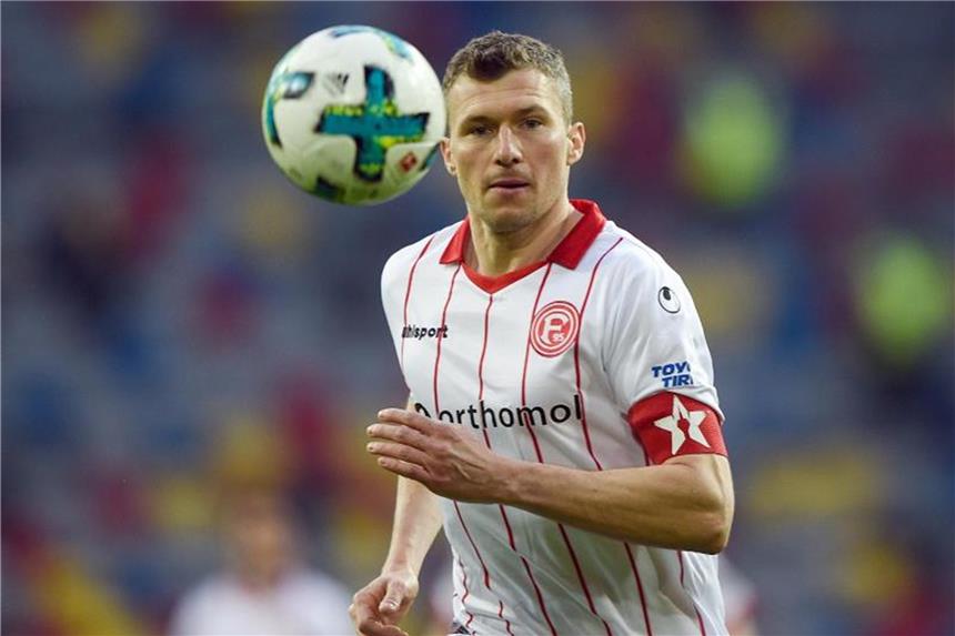 Verdacht auf Magen-Darm-Virus im Trainingslager Düsseldorfs Oliver Fink spielt den Ball. Foto: Jonas Güttler/Archiv