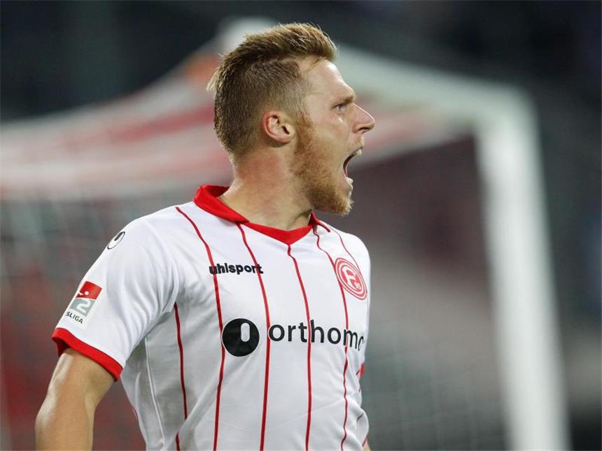 Düsseldorf holt Tabellenführung zurück Düsseldorfs Rouwen Hennings bejubelt sein Tor zum 1:0. Die Fortuna setzte sich mit 3:1 gegen den MSV Duisburg durch. Foto: Roland Weihrauch
