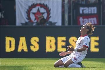 Düsseldorfs Takashi Usami feiert seinen Treffer zum 0:1. Foto: Axel Heimken