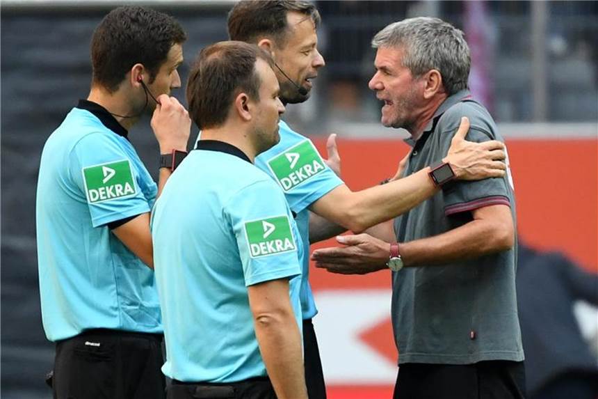 Fortuna-Coach Funkel mit erster Begegnung mit Videobeweis Düsseldorfs Trainer Friedhelm Funkel beschwert sich bei den Unparteiischen. Foto: Ina Fassbender
