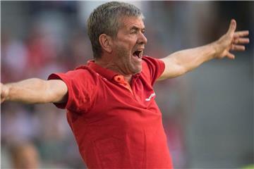 Düsseldorfs Trainer Friedhelm Funkel geht davon aus, dass sein Team nach dem Aufstieg in neue Spieler investieren muss. Foto: Bernd Thissen