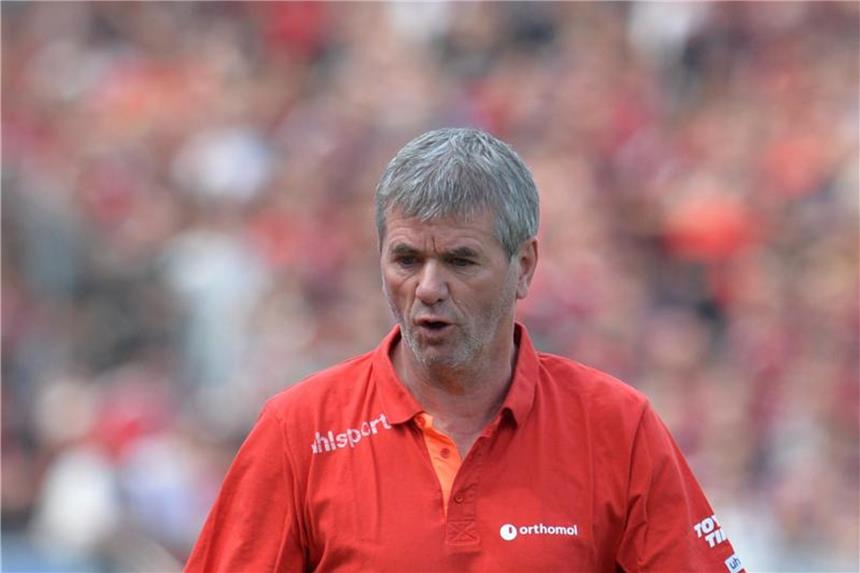 Fortuna Düsseldorf 13 Minuten zu früh beim ersten Training Düsseldorfs Trainer Friedhelm Funkel lieeß seine Spieler beim ersten Training nach der Sommerpause schwitzen. Foto: Daniel Karmann