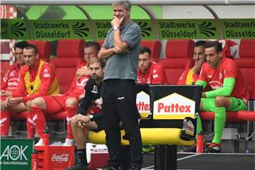 Düsseldorfs Trainer Friedhelm Funkel macht sich Gedanken über den Profifußball. Foto: Ina Fassbender