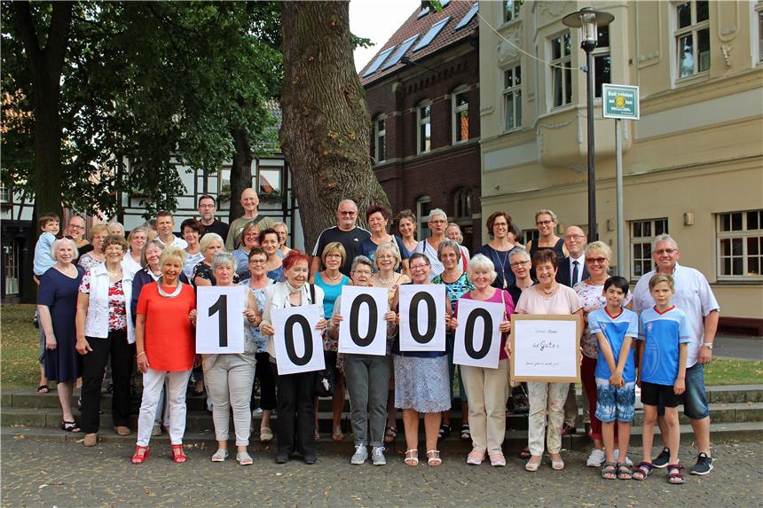 Secondhand-Ware von Düt und Dat bringt 10.000 Euro für gute Zwecke Düt und Dat spendet 10.000 Euro an insgesamt acht ehrenamtlich tätige Adressaten.