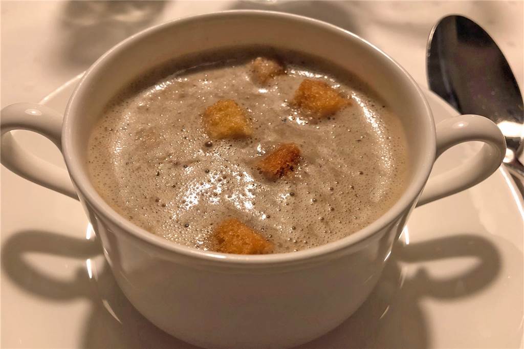 Gut gemachte Klassiker begeistern im „Haus im Flör“ Duftete und schmeckte intensiv: die Waldpilzsuppe.