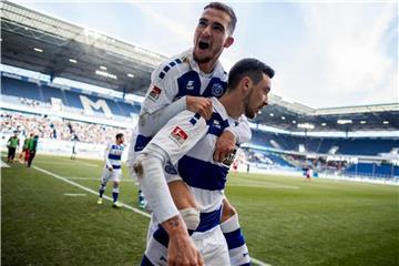 Duisburgs Ahmet Engin (oben) und Boris Tashchy freuen sich nach dem 2:1. Foto: Marcel Kusch