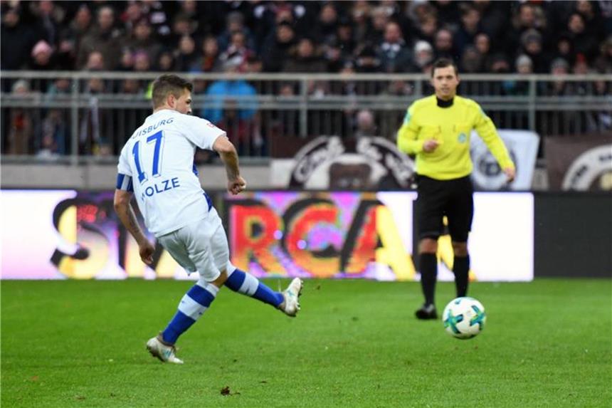 Duisburg spielt 2:2 gegen den FC St. Pauli Duisburgs Kevin Wolze erzielt das Tor zum 1:0 per Strafstoß. Foto: Daniel Reinhardt