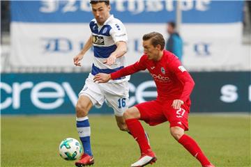 Duisburgs Lukas Fröde (l) schirmt den Ball vor Bielefelds Konstantin Kerschbaumer ab. Foto: Roland Weihrauch
