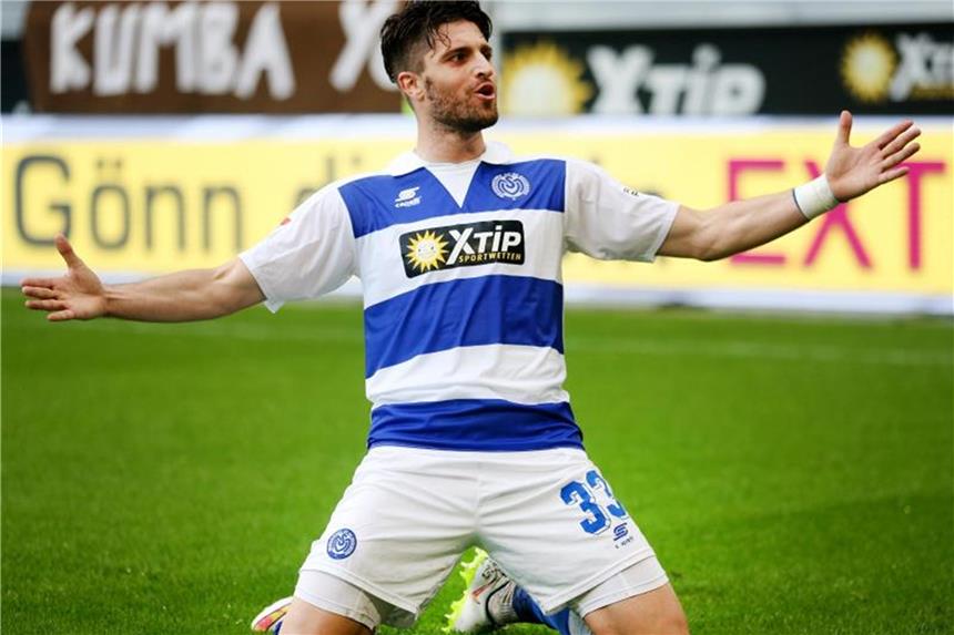 Duisburg klettert auf Rang sieben: 2:0 über St. Pauli Duisburgs Torschütze Moritz Stoppelkamp jubelt nach seinem Führungstreffer. Foto: Roland Weihrauch