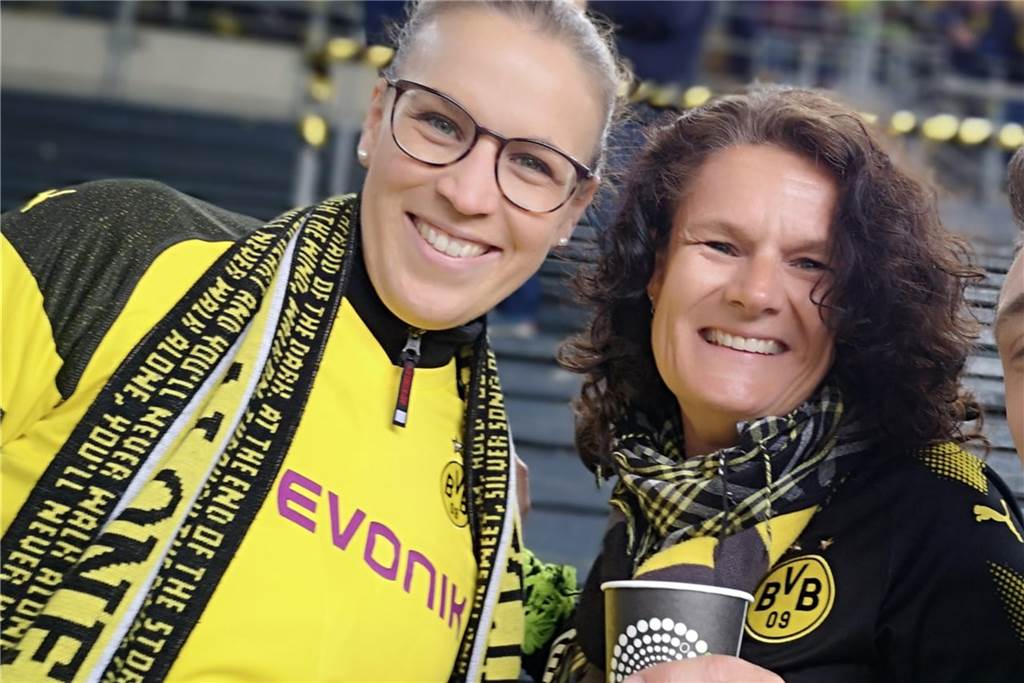 Dunja Fischer (r.) mit einer Freundin bei einem BVB-Spiel im Signal Iduna Park.