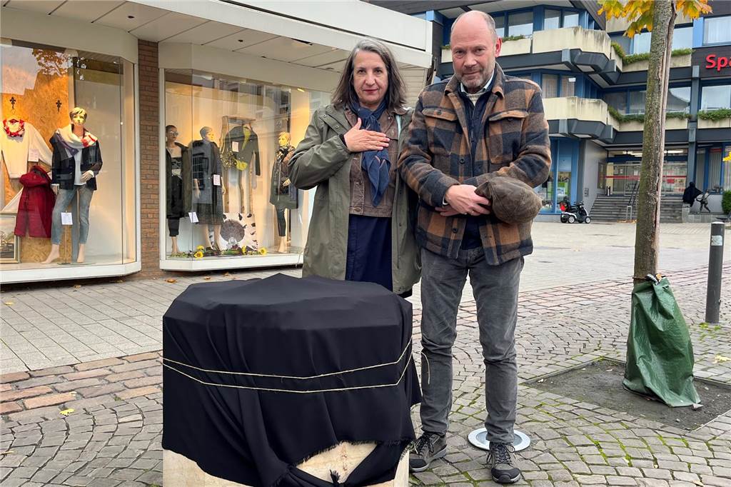 Hilferuf des Kunstvereins: „Dann wird es dunkel in der Stadt“ Dunkel ist's in einer Stadt ohne Kunst: Waterhues und Krebber hinter dem verhüllten Modell der Werner Altstadt.