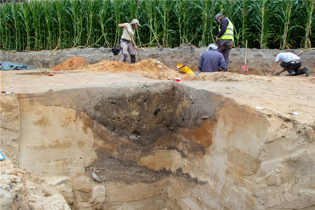 Spektakuläre Funde: Legden war schon vor über 2000 Jahren besiedelt Dunkle Verfärbungen im Boden deuten auf ehemalige Holzpfähle hin, also auf Pfeiler eines Hauses und damit eine Siedlungsstruktur.