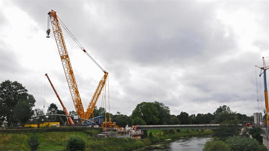 Fertigstellung der Lippebrücke hängt vom Wetter ab Dunkle Wolken über dem Ort, wo am Dienstag die neue Lippe-Brücke eingehoben werden soll. Wenn alles gut geht, soll das schon um sechs Uhr beginnen. Vorausgesetzt, das Wetter ist gut genug. Denn wenn der Wind zu stark ist, kann die Brücke nicht eingehoben werden.