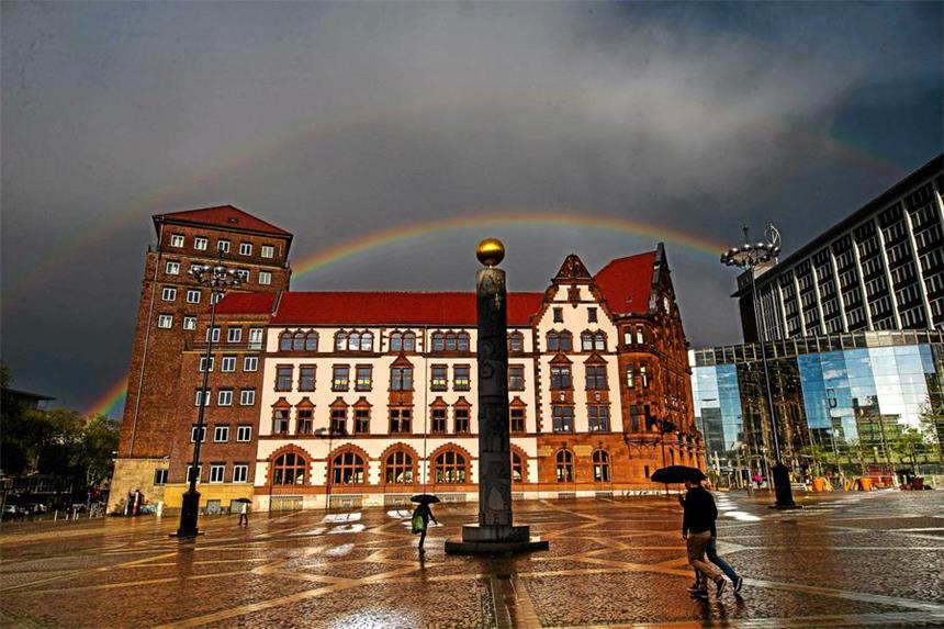 Überlastung: Stadt-Personal schlägt Alarm Dunkle Wolken über dem Stadthaus: Die Personalräte fordern neue Strukturen zur Bewältigung der durch die zu betreuenden Flüchtlinge entstandenen Aufgaben. Die Stadt-Mitarbeiter seien an der Grenze ihrer Leistungsfähigkeit angelangt.