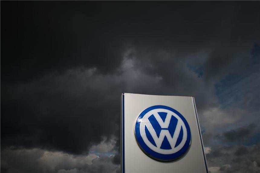 Nach Kritik an Tierversuchen: VW beurlaubt Cheflobbyisten Dunkle Wolken ziehen über ein Logo des Autobauers am VW-Werk in Wolfsburg. Foto: Julian Stratenschulte