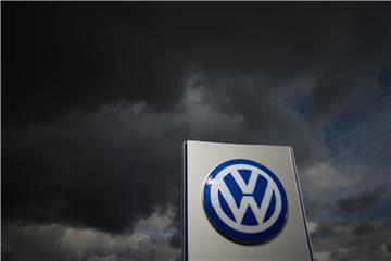 Dunkle Wolken ziehen über ein Logo des Autobauers am VW-Werk in Wolfsburg. Foto: Julian Stratenschulte