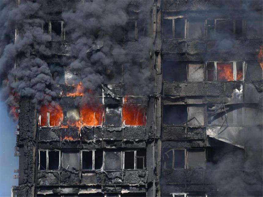 Zwölf Tote bei Feuerdrama in Londoner Hochhaus Dunkler Rauch steigt aus dem Grenfell Tower auf. Foto: Victoria Jones