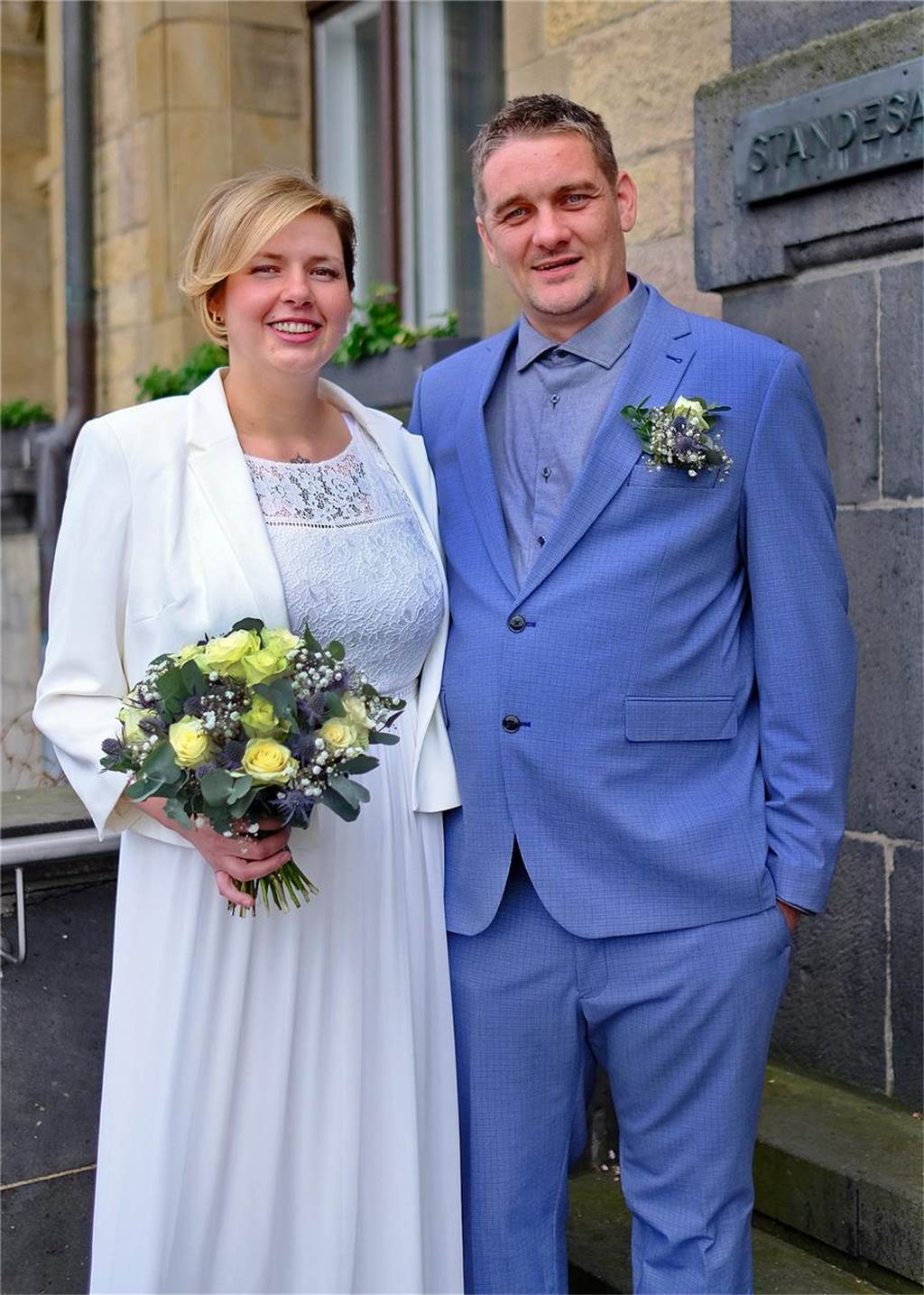 Hochzeitspaar Martyna Matuszewska und Sven Gremerath vor dem Standesamt in Recklinghausen