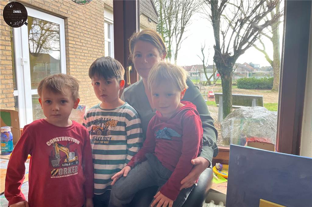 Einbruch in Kita St. Andreas: Täter hinterlassen Spur der Verwüstung Kita-Leiterin Mareike Zaun mit drei Jungen vor einem Fenster