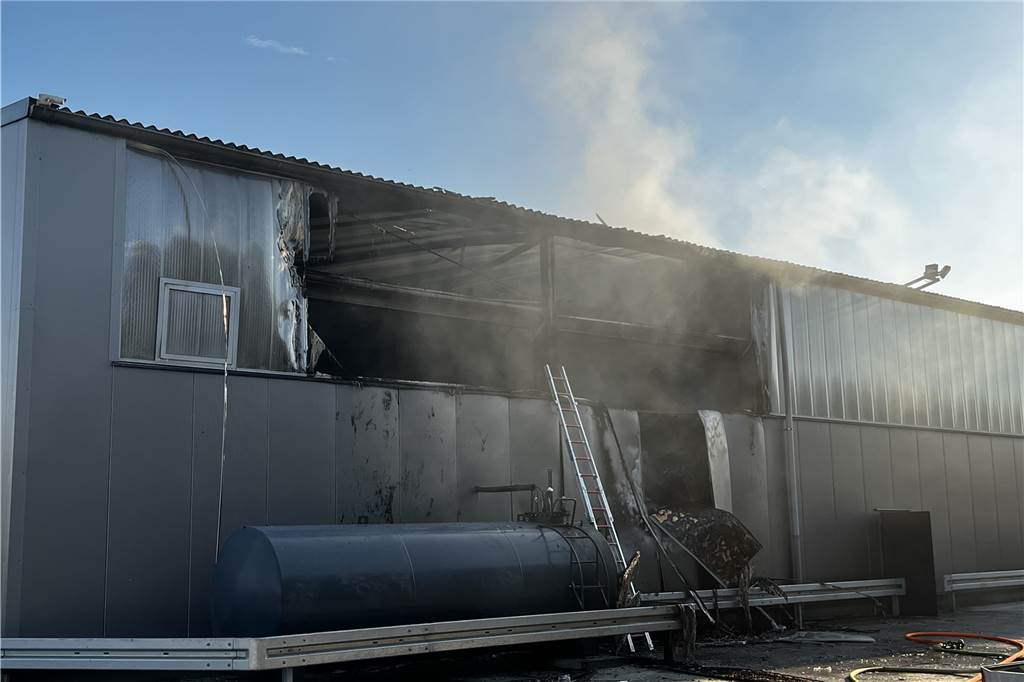 Großeinsatz in Selm: Lagerhalle der Spedition Kreuger brannte Durch das Feuer sind die Fassaden aus Glas an der Lagerhalle geschmolzen.