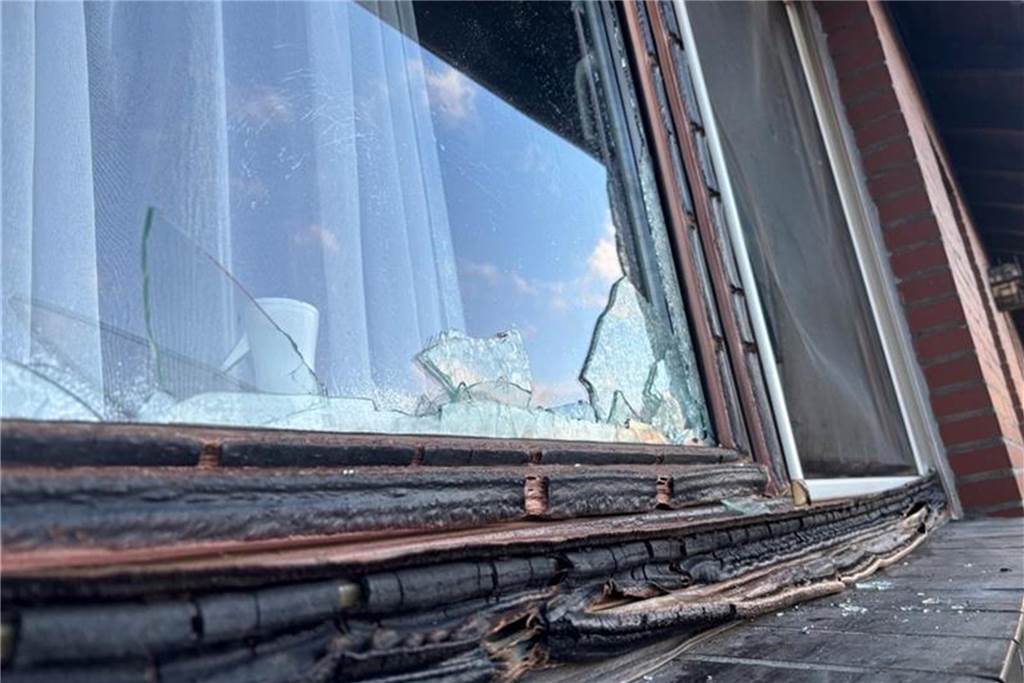 Dieter Wacker (61) verliert durch ein Feuer seine Gartenlaube Durch das Feuer sind zahlreiche Fensterscheiben an dem Haus zersprungen.