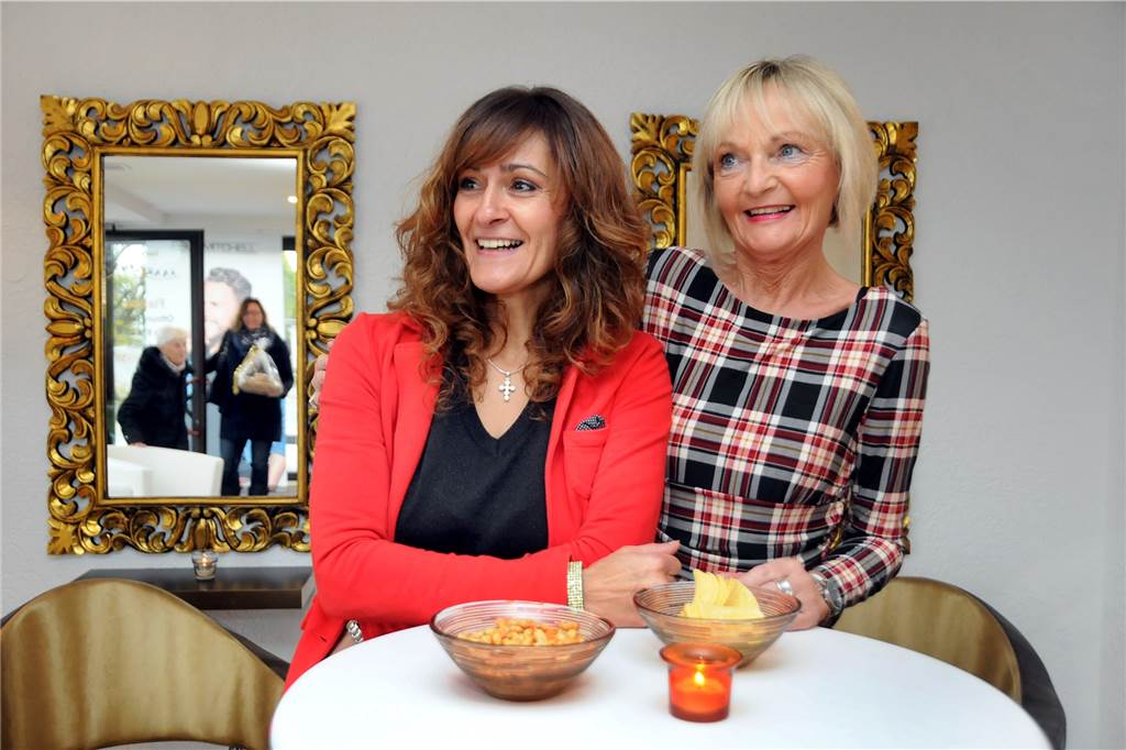 Durch das ganze Berufsleben von Ioanna Holl (l.) ist ihre treueste Kunden Barbara Koch (r.) gefolgt, die am Mittwochnachmittag als erste Gratulantin in den neuen Salon „Ioanna´s Haargenau“ kam.