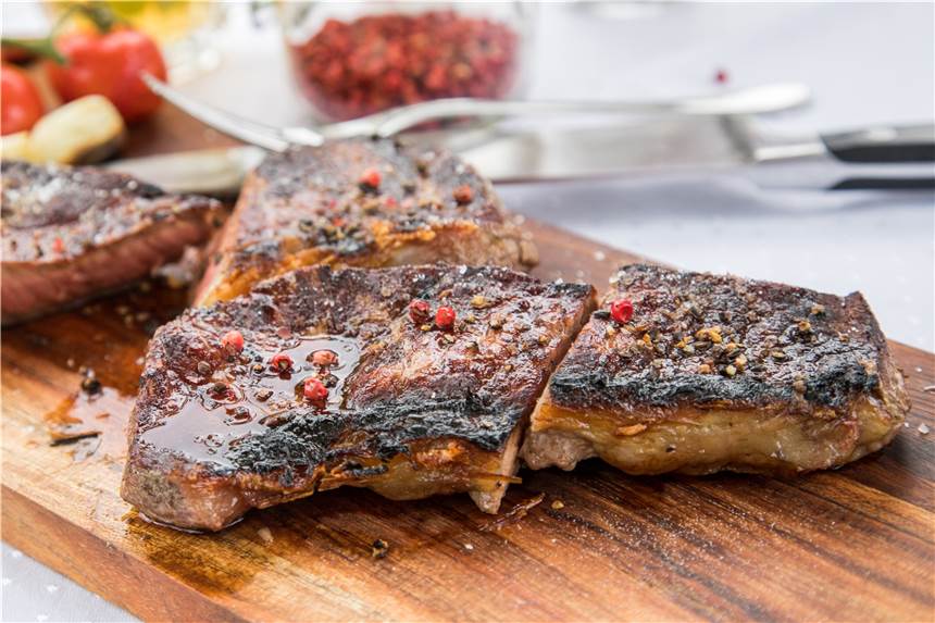 Grillen mit dem Salzstein: Worauf Hobbygriller achten sollten Durch das Grillen auf einem Salzstein überträgt sich eine feine, gleichmäßige Salznote auf das Grillgut.
