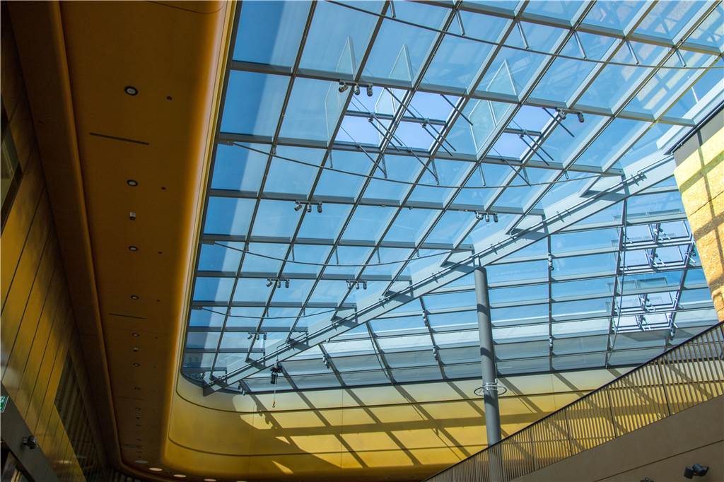 Wie uns die Thier-Galerie zum Einkaufen verführt Durch das große Glasdach fällt viel natürliches Licht in die „Zentralmall“ der Thier-Galerie.