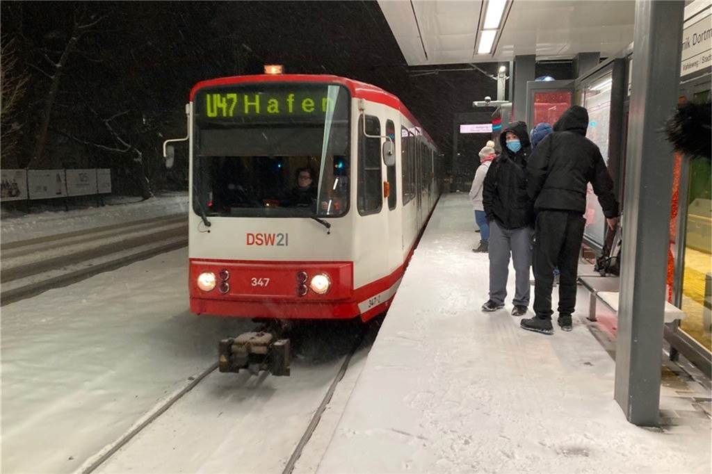 Das Jahr der Wetterextreme in Dortmund? Was Experten über 2021 sagen Durch das Schnee-Chaos wurde auch der ÖPNV in Dortmund lahmgelegt.