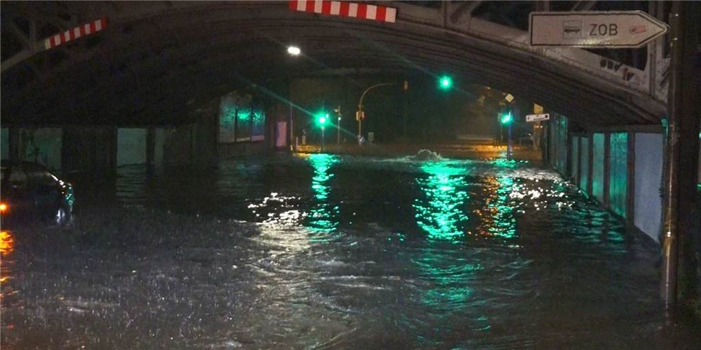 Unwetter in Dortmund: Starker Regen überschwemmt Straßen in der Nacht Durch das Unwetter in der Nacht zu Samstag wurden einige Straßen überschwemmt.