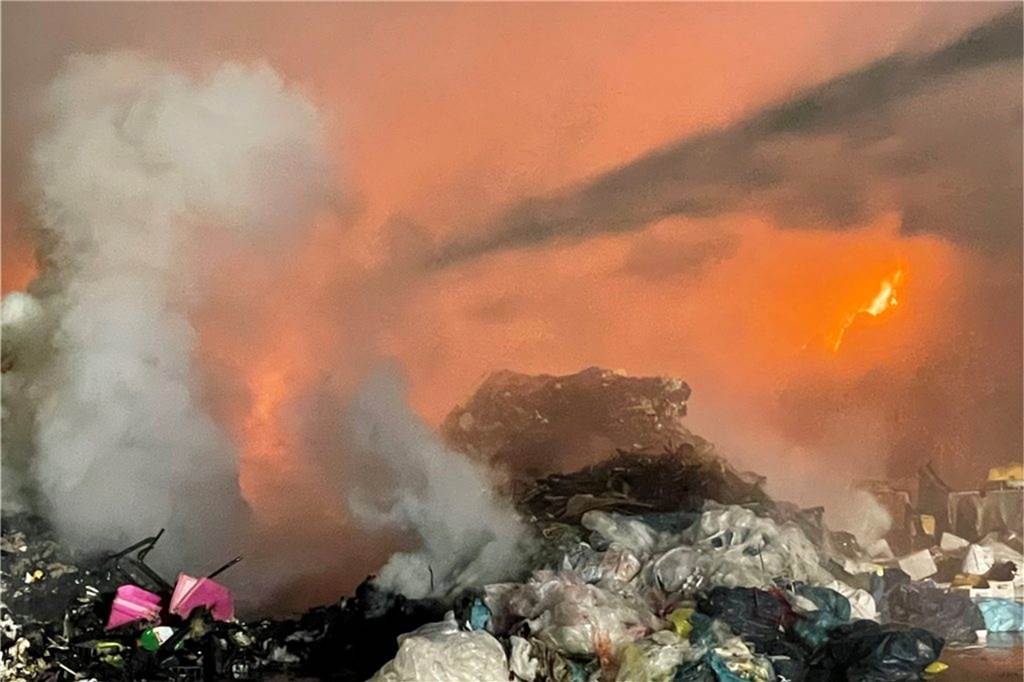 Nach Brand bei Büscher: Kripo hat ermittelt – Chlorid bereitet Sorgen Durch das Verbrennen des Plastiks wurde Chlorid freigesetzt. Das bereitet dem Unternehmen Büscher jetzt mit Blick auf die Statik der Remise Sorgen.